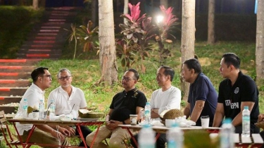 Jokowi Makan Nasgor Telur Ceplok Saat Glamping Bareng Menteri di IKN