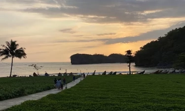 Bak Sebuah Lukisan, Pantai Kuyon JLS Trenggalek Tawarkan Panorama Gradasi Laut dan Sawah hingga Viral di Sosial Media