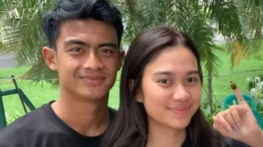 Azizah Salsha Pamer Buket Bunga Super Besar, Fans Duga Sogokan dari Pratama Arhan yang Foto Dikerubungi Cewek Korea