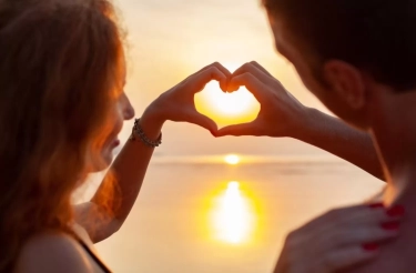 Pahami 9 Tanda Kamu Sedang Jatuh Cinta dengan Seseorang Menurut Psikolog, Auto Senyum!
