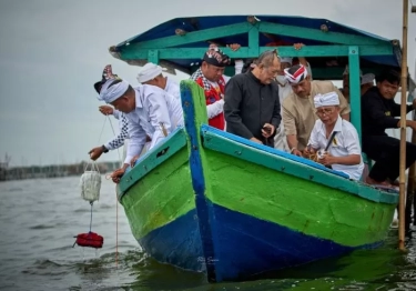 Umat Hindu Laksanakan Melasti di Pantai Ekowisata Jembatan Cinta, Segara Jaya Bekasi