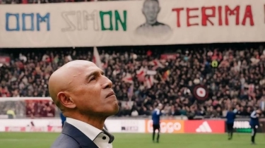 Fans Ajax Beri Salam Kepada Sang Legenda Keturunan Indonesia: Om Simon, Terima Kasih
