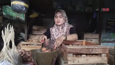 Harga Telur Ayam Makin Mahal Jelang Ramadhan, Pedagang Khawatir hingga Pembeli Beli Telur Pecah