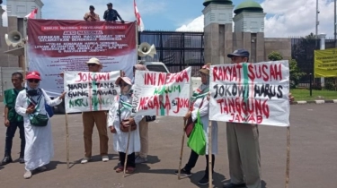 Gantung Poster di Leher, Aksi Emak-emak Rela Panas-panasan Ikut Demo Hak Angket di DPR: Demokrasi Dibius Mati!