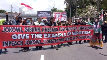 Gotong Ogoh-ogoh ke DPR, Spanduk Massa Buruh Pendukung Hak Angket: Makzulkan Jokowi Perusak Demokrasi