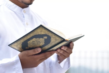 Khutbah Jumat Tentang Petunjuk Al Qur'an Dalam Menyambut Bulan Ramadhan