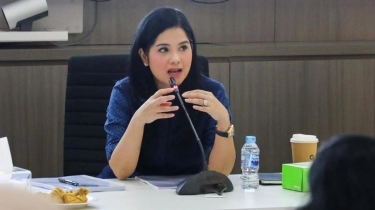 5 Potret Anissa Pohan Perdana Pimpin Rapat Sebagai Ibu Menteri, Gaya Anggunnya Curi Perhatian