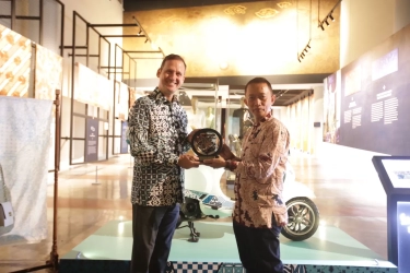 Jadi Barang Koleksi, Piaggio Serahkan Vespa Batik ke Museum Batik Indonesia