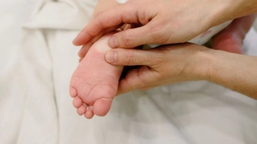 Pijat Bayi Bisa Buat Anak Cepat Jalan Mitos atau Fakta? Begini Kata Dokter Anak