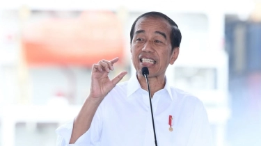 Sambil Dipegang, Jokowi Akui Senang Produk Mama Muda