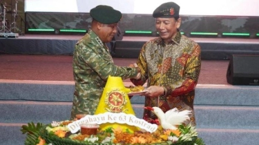 HUT Ke-63 Kostrad: Wiranto, Panglima TNI, dan KSAD Potong Tumpeng