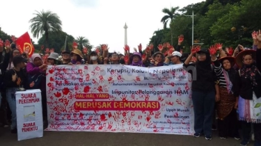 Aksi Kaum Perempuan Geruduk Istana: Adili Jokowi Perusak Demokrasi!