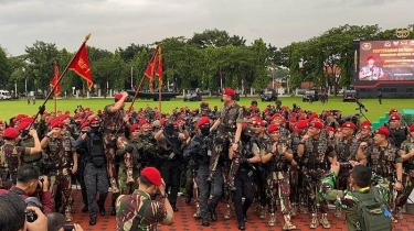 Brigjen Djon Afriandi Diarak Prajurit Kopassus Seusai Tradisi Penyerahan Satuan Korps Baret Merah