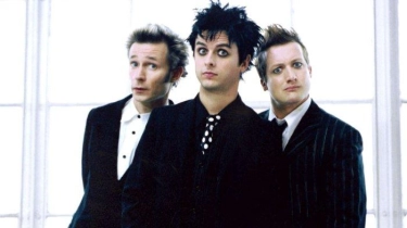 Lirik dan Terjemahan Lagu Burnout - Green Day: I'm Not Growing Up, I'm Just Burning Out