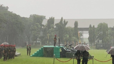 Momen Mayjen Deddy dan Brigjen TNI Djon Afriandi Hujan-hujanan Saat Upacara Sertijab Danjen Kopassus
