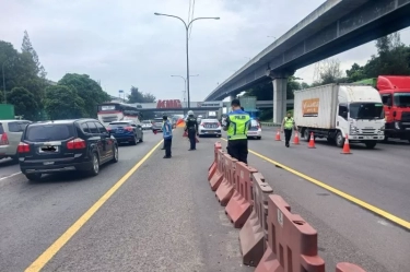 Lalu Lintas Padat Akibat Long Weekend, Petugas Sempat Berlakukan Contraflow di Tol Jakarta-Cikampek