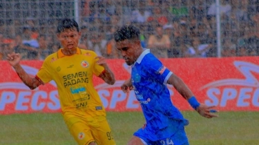 Final Liga 2 Semen Padang vs PSBS Biak Terhenti: Flare Berkobar, Fans Masuk Lapangan