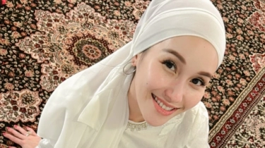 Potret Ayu Ting Ting Tampil Anggun dengan Gamis Putih Saat Gelar Pengajian, Disebut Tanggal Pernikahan Makin Dekat