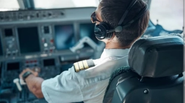Begini Perbedaan Tugas Pilot dan Kopilot, Memang Boleh Tidur Berbarengan Saat Terbang?