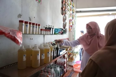 Keren! Kurangi Sampah Plastik, Pemkab Banyuwangi Uji Coba Penjualan Sembako dalam Kemasan 'Reusable'