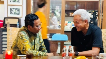 Momen Mahfud MD dan Ganjar Berbincang Santai di Rumah Butet Kartaredjasa: Kompak Terus Ya Prof