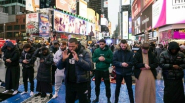 Ratusan Muslim New York Tarawih Berjamaah di Times Square, Panjatkan Doa untuk Keselamatan Gaza