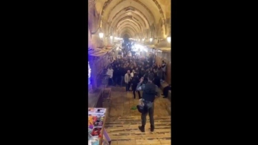 VIDEO IDF Perketat Tekanan ke Jamaah yang Mau Salat Isya dan Tarawih di Gerbang Masjid Al-Aqsa