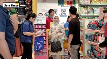 Momong Cucu ke Mall, Gaya Iriana Jokowi Tak Mau Kalah dari Menantu: Tenteng Tas Branded Hampir Rp100 Juta