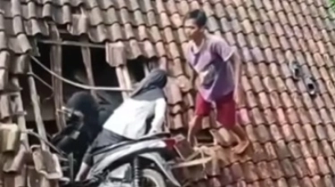 Viral! Dua Pemotor Wanita Kecelakaan hingga Tembus Atap Rumah, Simak Videonya