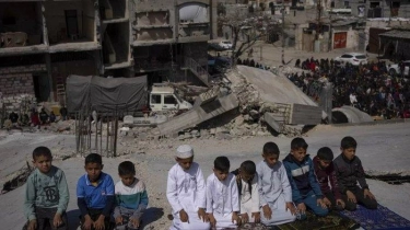 Anak -anak Gaza di Kamp Jabalia Antre demi Ubi Rebus dan Wortel untuk Menu Berbuka Puasa