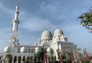 Masjid Raya Sheikh Zayed Solo, Suguhkan Nuansa Timur Tengah Tanpa Meninggalkan Budaya Asli Indonesia