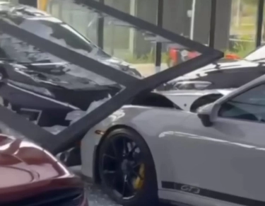 Mitsubishi Xpander Seruduk Porsche di Dalam Showroom hingga Penyok, Komentar Netizen Ada yang Bikin Ngakak