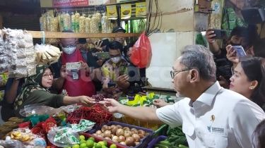 Datangi Pasar Kramat Jati, Mendag Zulhas Borong Jualan Pedagang