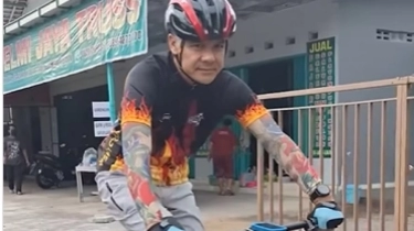 Ganjar Pranowo Asik Sepedan Sambil Berburu Takjil padahal Semarang Banjir, Netizen: Sekali-sekali Renang Pak!