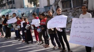 Protes Krisis Pangan, Puluhan Anak di Gaza Turun Ke Jalanan Kota Sambil Pukul Panci Wajan Kosong