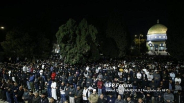 Dihalang-halangi Israel, Jamaah Salat Isya dan Tarawih di Al Aqsa Membludak, Ribuan Padati Al Aqsa