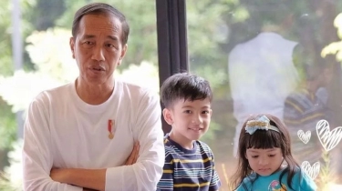Adab Presiden Jokowi Bagi-bagi Kaos di Depan Jan Ethes Dicibir Dokter Tifa: Itu Namanya Zalim
