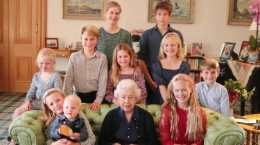 Lagi! Kate Middleton Kedapatan Manipulasi Foto Ratu Elizabeth II Saat Dikelilingi Cucu dan Cicitnya
