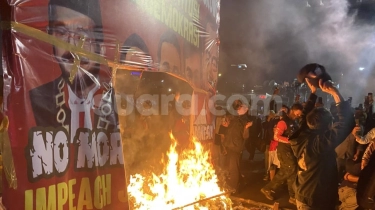 Massa Pendukung dan Penolak Hak Angket Ricuh di DPR, Poster Raksasa Bergambar Jokowi Dibakar