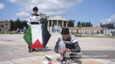 Anak Yunani Ini Terbangkan Layang-layang Corak Bendera Palestina di Athena, Ingin Palestina Merdeka