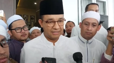 Jelang Pengumumunan Resmi KPU, Anies dan Cak Imin Kompak Naik Vespa Ikut War Takjil di Benhil