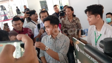 Beda dengan Prabowo, Gibran Tunggu Hasil Akhir Rekapitulasi Pilpres dengan Jajan Cilok dan Borong Es Teh