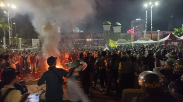 Bertahan Hingga Malam Hari di Depan Gedung DPR, Massa Aksi Tolak Pemilu Curang Dipukul Mundur Polisi