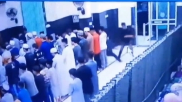 Diduga Bawa Sajam, Remaja Ini Viral saat Ajak Duel Lawan yang masih Tunaikan Ibadah di dalam Masjid