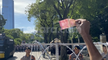 Pamer Duit Cepean, Pendemo Tolak Pemilu Curang di KPU Ledek Massa Tandingan: Nih buat Makan, Pulang Sana!