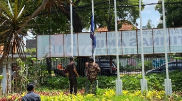 Kecewa Sikap Surya Paloh, Relawan Turunkan Paksa Bendera NasDem di Markas Timnas AMIN