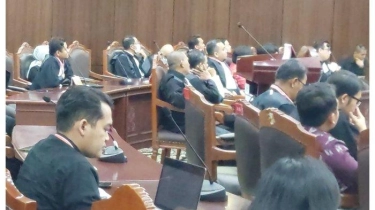 Gugatan Haris-Fatiah, MK: Pasal Pencemaran Nama Baik & Berita Bohong Tak Berkekuatan Hukum Mengikat