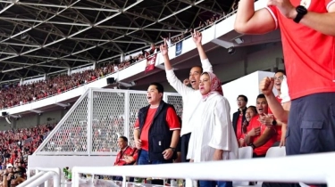 Gaya 'Couple' Jokowi dan Iriana Saat Nonton Timnas Indonesia di GBK