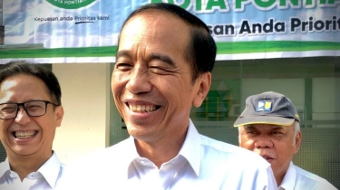 Jokowi Ikut Senyum, THR Pejabat Negara Juga Mulai Cair Hari Ini