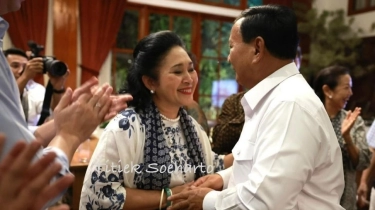 Titiek Soeharto Hadiri Pidato Kemenangan Prabowo-Gibran, Tas Birunya Curi Perhatian: Berapa Harganya?